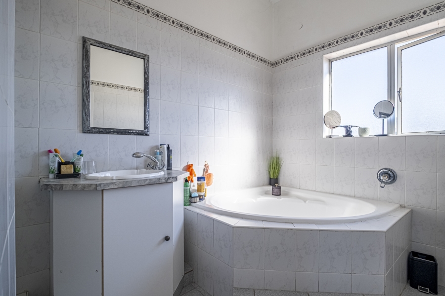 2 Bedroom Property for Sale in Summerstrand Eastern Cape